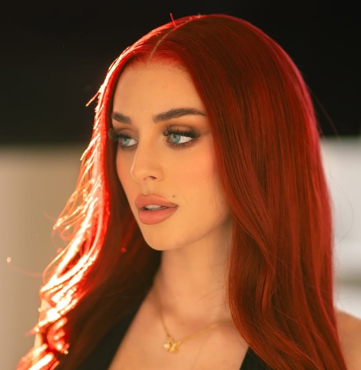 camilla-araujo-blue-fans-page