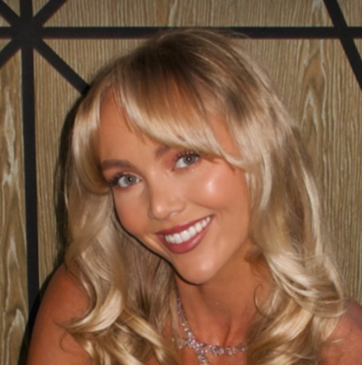 Annie-Knight-blue-fans-page