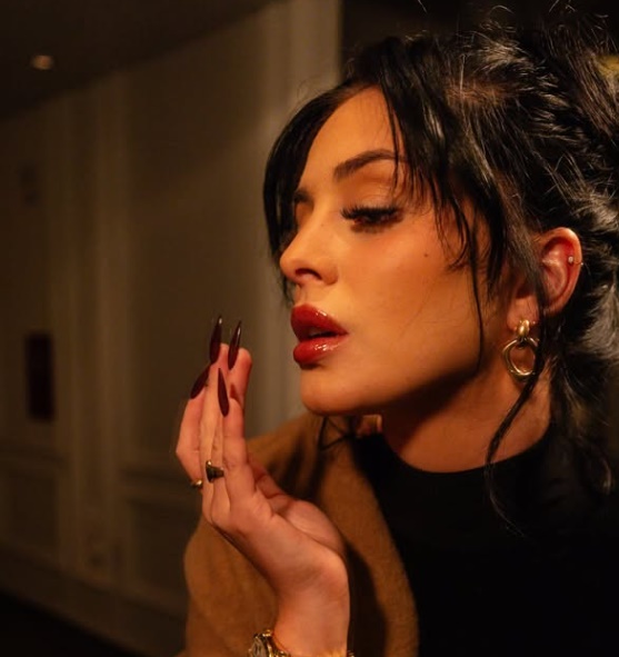 Camila-Araujo-blue-fans-page