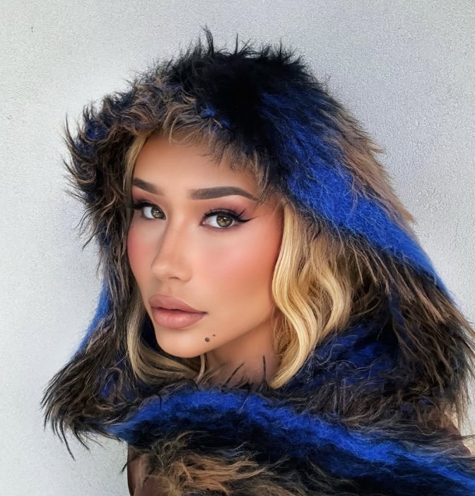 iggy-azalea-blue-fans-page