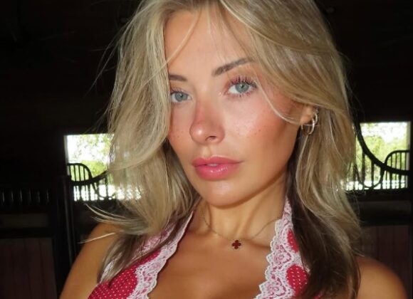 Corinna-Kopf-blue-fans-web