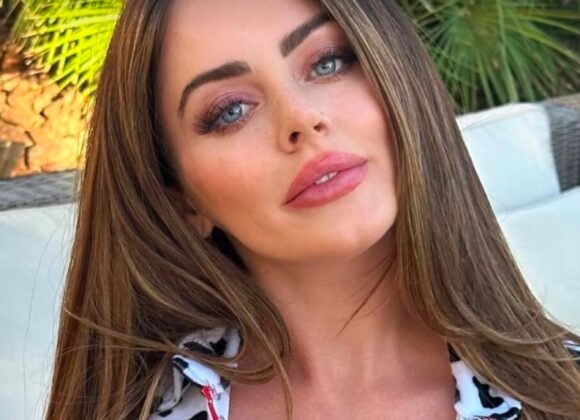 Sophie Dee Sophie-Dee-onlyfans-blue-fans