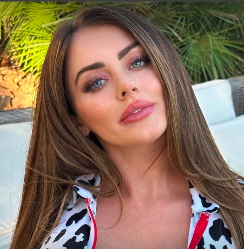 Sophie Dee Sophie-Dee-onlyfans-blue-fans